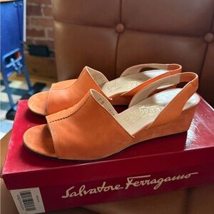 Salvatore Ferragamo orange suede wedge. Flamingo nappa cald